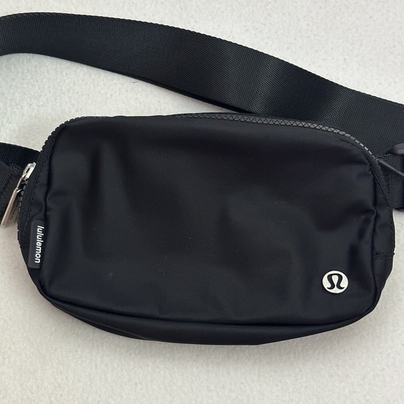 Lululemon Everywhere Belt Bag Crossbody Strap Extended 1L Black - Picture 2 of 11